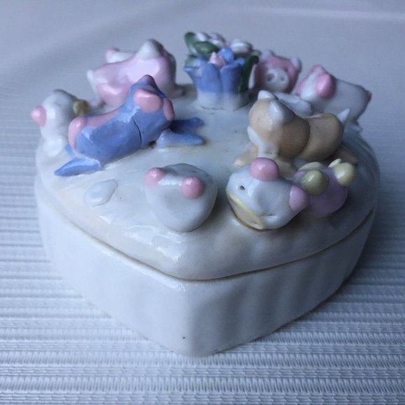 Heart Shaped Jewelry Trinket Box Cute Little Pigs and Flowers on Lid Vintage 3" - Picture 2 of 12